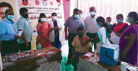 திருவண்ணாமலை அடுத்த மேல்கச்சிராப்பட்டு கிராமத்தில் நடைபெற்ற கரோனா தடுப்பூசி முகாமை ஆய்வு செய்த பொது சுகாதாரம் மற்றும் நோய் தடுப்பு மருந்து துறை இயக்குநர் செல்வ விநாயகம்.