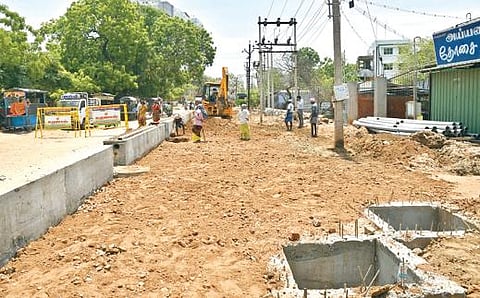 தூத்துக்குடி பழைய பேருந்து நிலையத்தையொட்டி உள்ள ஜெயராஜ் சாலையை ஸ்மார்ட் சாலையாக மாற்றும் பணி நடைபெறுவதால் அந்த வழியாக வாகன போக்குவரத்து நிறுத்தப்பட்டுள்ளது. படம்: என்.ராஜேஷ்.