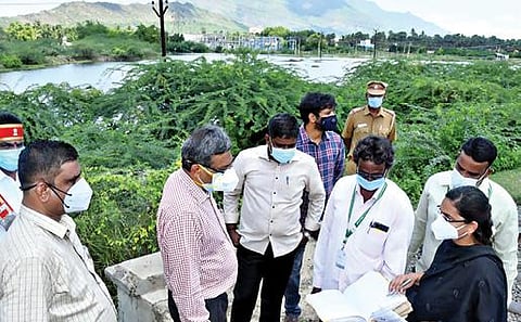 சிவதாபுரம் அடுத்த சேலத்தாம்பட்டி ஏரி நீர் தாழ்வான பகுதிக்கு செல்வதை தடுப்பது தொடர்பாக சேலம் ஆட்சியர் கார்மேகம் நேற்று ஆய்வு மேற்கொண்டார். உடன் மாநகராட்சி ஆணையர் கிறிஸ்துராஜ்.