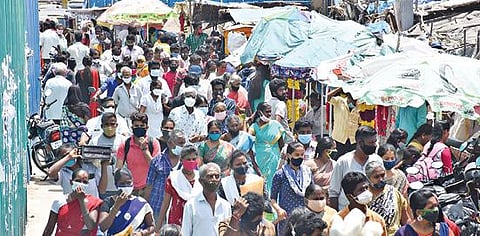 சேலம் தற்காலிக பழைய பேருந்து நிலையம் நுழைவு வாயில் சாலையில் சிறுகடைகள் ஆக்கிரமிப்பு அதிகரித்துள்ளது. இதனால், பேருந்து நிலையத்துக்கு செல்லும் பயணிகள் சமூக இடைவெளியை பின்பற்ற முடியாமல் கூட்டமாக செல்லும் நிலையுள்ளது.			                        படம்:எஸ். குரு பிரசாத்