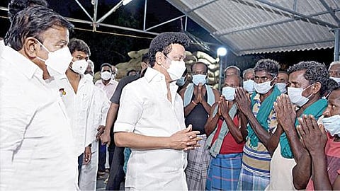 திருவாரூர் மாவட்டம் செருமங்கலம் நேரடி நெல் கொள்முதல் நிலையத்தில் விவசாயிகள் மற்றும் தொழிலாளர்களிடம் குறைகளை கேட்டறிந்த முதல்வர் மு.க.ஸ்டாலின். உடன் அமைச்சர் கே.என்.நேரு, எம்எல்ஏ உதயநிதி ஸ்டாலின் உள்ளிட்டோர்.