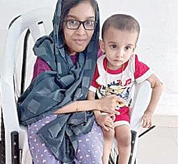 குழந்தையுடன் சகோதரி அப்ரா