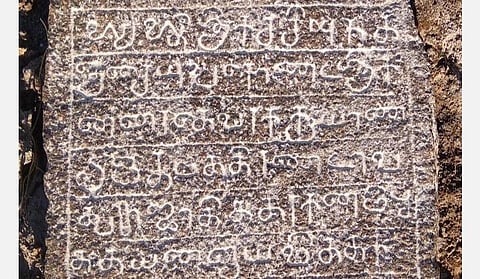 தேசூரில் கன்னரதேவனின் 22-ஆம் ஆட்சியாண்டில் எடுக்கப்பட்ட கல்வெட்டு.