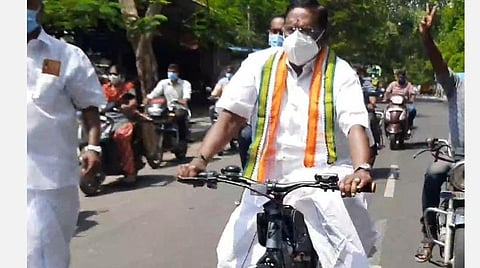 பெட்ரோல், டீசல் விலை உயர்வை மோடி அரசு குறைக்காவிட்டால் தொடர் போராட்டம்: சைக்கிளில் வந்த நாராயணசாமி எச்சரிக்கை  