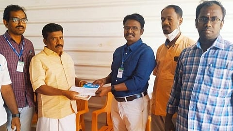 சில்வார்பட்டி அரசு மாதிரி மேல்நிலைப்பள்ளிக்கு கூடுதல் வகுப்பறை கேட்டு பெரியகுளம் சட்டமன்ற உறுப்பினர் சரவணக்குமாரிடம் மனு கொடுக்கும் ஆசிரியர்கள்.