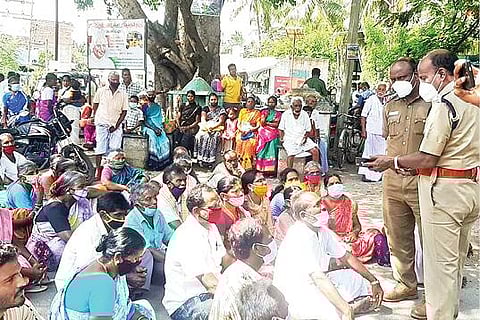 திருப்பத்தூர் - ஆலங்காயம் சாலையில் நேற்று மறியலில் ஈடுபட்ட விவசாயிகளிடம் பேச்சுவார்த்தை நடத்திய காவல் துறையினர்.