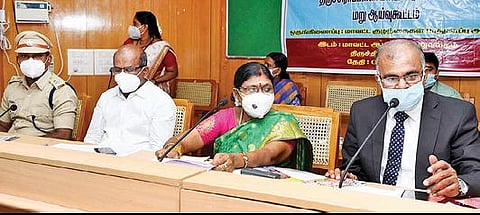 திருச்சி மாவட்ட ஆட்சியர் அலுவலகத்தில் நேற்று நடைபெற்ற தமிழ்நாடு குழந்தை உரிமைகள் பாதுகாப்பு ஆணைத்தின் ஆய்வுக் கூட்டத்தில் பேசுகிறார் ஆணையத்தின் தலைவர் சரஸ்வதி ரங்கசாமி. உடன் மாவட்ட ஆட்சியர் சு.சிவராசு, உறுப்பினர் ராமராஜ்.படம்: ஜி.ஞானவேல்முருகன்