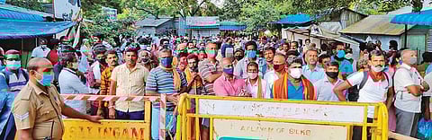 சதுரகிரி மலைக்குச் செல்ல அடிவாரப் பகுதியான தாணிப்பாறையில் திரண்டிருந்த பக்தர்கள்.