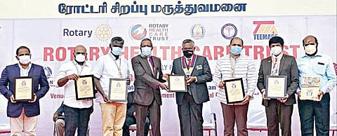 ஈரோடு அரசு மருத்துவக் கல்லூரி மருத்துவமனையில் 45 நாட்களில் 69 ஆயிரத்து 200 சதுரஅடி பரப்பளவில் கட்டப்பட்ட புதிய மருத்துவமனை கட்டிடத்துக்கு உலக சாதனை விருதுகள் வழங்கும் விழாவில் ஈரோடு ஆட்சியர் எச்.கிருஷ்ணன் உண்ணி மற்றும் ரோட்டரி சங்க நிர்வாகிகள் பங்கேற்றனர்.