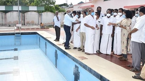 விளையாட்டு மைதானத்தை ஆய்வு செய்த சுற்றுச்சூழல் மற்றும் விளையாட்டு மேம்பாட்டுத் துறை அமைச்சர் சிவ.வீ.மெய்யநாதன். உடன் ஆட்சியர் கவிதா ராமு உள்ளிட்டோர்.