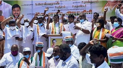 பெட்ரோல் விலை உயர்வைக் கண்டித்து காங்கிரஸ் கட்சி சார்பில் விழுப்புரத்தில் நடைபெற்ற ஆர்ப்பாட்டத்தில் தமிழக காங்கிரஸ் கட்சித்தலைவர் கே.எஸ்.அழகிரி பங்கேற்றார்.