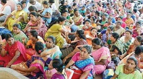 இடையூறின்றி மாத ஊதியம்; புதுச்சேரியில் 21 அரசுக் கல்லூரி பேராசிரியர்கள், ஊழியர்கள் கோரிக்கை: கிரண்பேடியால் 4 ஆண்டுகளாகத் தாமதம்