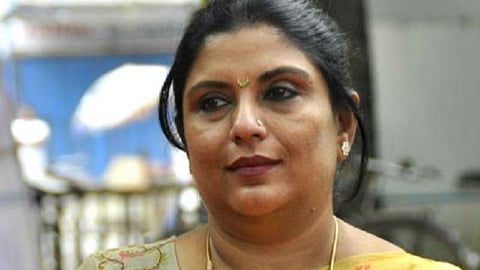 எதற்கும் எல்லா கட்சி சின்னத்துடன் சட்டைகளைத் தயாராக வைத்துக்கொள்ளுங்கள்: மகேந்திரனைக் கிண்டல் செய்த ஸ்ரீபிரியா