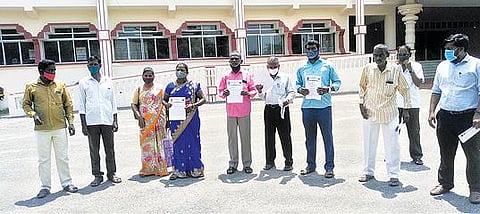 ஆக்கிரமிக்கப்பட்டுள்ள பஞ்சமி நிலங்களை மீட்டு ஒப்படைக்க வேண்டும் என தி.மலை மாவட்ட ஆட்சியரிடம் மனு அளிக்க வந்த தலித் விடுதலை இயக்கத்தினர்.