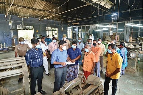 வாகைகுளத்தில் உள்ள பித்தளை மற்றும் வெண்கலப் பொருட்கள் உற்பத்தி செய்யும் பூம்புகார் நிறுவனத்தை ஆட்சியர் வே. விஷ்ணு  பார்வையிட்டார்.