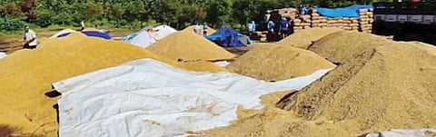 கான்சாபுரம் கொள்முதல் நிலையத்தில் குவிந்து கிடக்கும் நெல்.