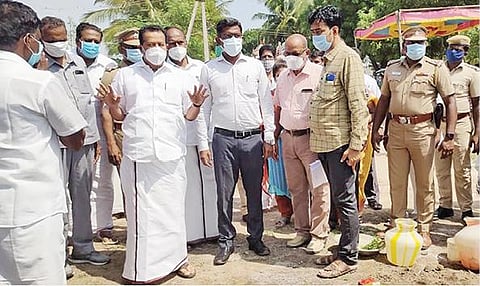 திருக்கோவிலூர் சட்டமன்ற தொகுதி வீரனாம்பட்டு கிராமத்தில் தேசிய ஊரக வேலை உறுதியளிப்பு திட்டத்தின் கீழ் சாலைப் பணியை தொடங்கி வைக்கும் அமைச்சர் பொன்முடி.