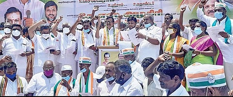 பெட்ரோல், டீசல் விலை உயர்வை கண்டித்து காங்கிரஸ் கட்சி சார்பில் விழுப்புரத்தில் நடைபெற்ற ஆர்பாட்டத்தில் தமிழக காங்கிரஸ் தலைவர் கே.எஸ்.அழகிரி உள்ளிட்டோர் பங்கேற்றனர்.