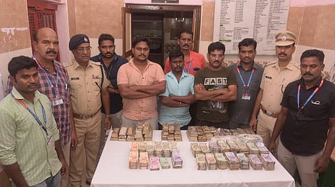 144 கிலோ வெள்ளி, ரூ.32 லட்சம் ரொக்கப் பணம் பறிமுதல்.