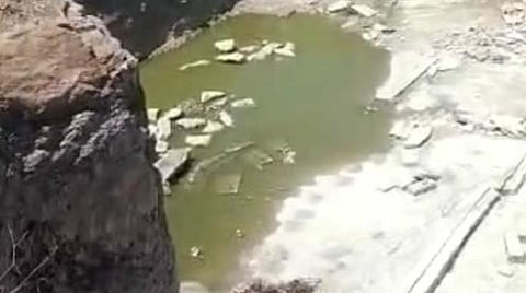 படுபாதாளம் வரை தோண்டி எடுக்கப்பட்டுள்ள குவாரி.