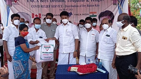 தனியார் பள்ளியில் கரோனா நிவாரண உதவிகளை பள்ளிக் கல்வித்துறை அமைச்சர் அன்பில் மகேஸ் வழங்கினார்.