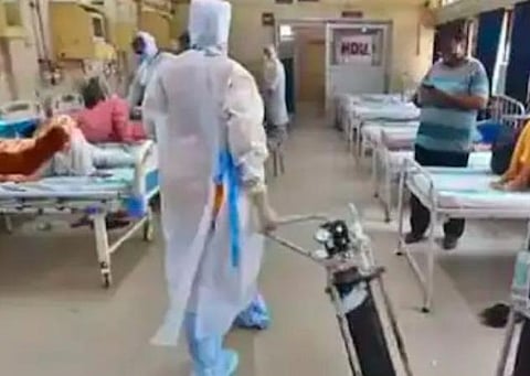 4 லட்சம் ஆக்சிஜன் படுக்கைகள்; கரோனாவை எதிர்கொள்ள அதிகாரிகளுக்கு பிரதமர் மோடி அறிவுறுத்தல்