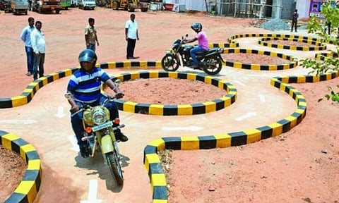 ஆர்டிஓ அலுவலகம் செல்லாமல் ஓட்டுநர் உரிமம் பெறும் விதிமுறையை ரத்து செய்யக்கோரி வழக்கு: மத்திய, மாநில அரசுகள் பதிலளிக்க உத்தரவு