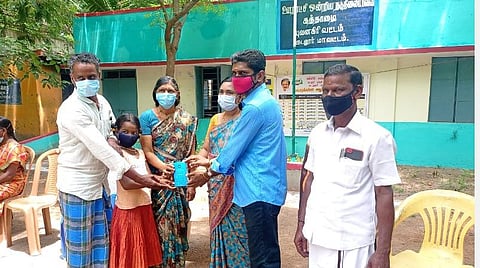 மாணவர்களுக்கு இலவச செல்போன்: ஆன்லைன் கல்விக்கு அடிகோலிய அரசுப் பள்ளி ஆசிரியர்