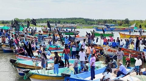 படகுகளில் கறுப்புக்கொடி கட்டி கடலில் பேரணியாக சென்ற சுருக்குமடி வலை மீனவர்கள்