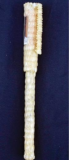 தீக்குச்சி , வேர்க்கடலை, சாக்பீஸ் மற்றும் கம்பிகளை கொண்டு நுணுக்கமான முறையில் முப்பிடாதியால் வடிவமைக்கப்பட்ட கரோனா விழிப்புணர்வு உருவங்கள்.  			   படங்கள் மு. லெட்சுமி அருண்