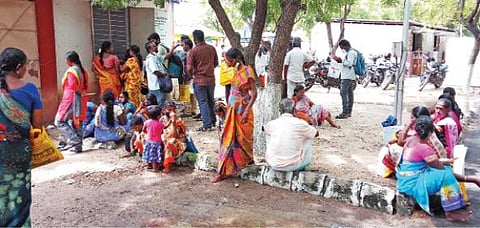 விருதுநகர் மாவட்ட ஆட்சியர் அலுவலக வளாகத்தில் முதல்வரின் விரிவான காப்பீட்டுத் திட்டத்தில் சேர்ந்து அடையாள அட்டை பெற காத்திருந்த பொதுமக்கள்.