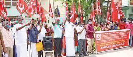 விருதுநகர் நகராட்சி அலுவலகம் முன் ஆர்ப்பாட்டம் நடத்திய சிஐடியூ மற்றும் தமிழ்நாடு தீண்டாமை ஒழிப்பு முன்னணியினர்.