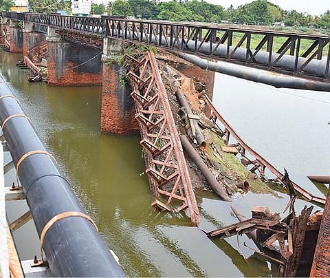 கடலூர் நகரில் இடிந்து விழுந்த ஆங்கிலேயர் கால இரும்பு பாலத்தின் ஒரு பகுதி.