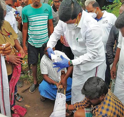 விபத்தில் சிக்கி எலும்பு முறிவு ஏற்பட்ட இளைஞருக்கு சிகிச்சை அளிக்கும் விழுப்புரம் எம் எல் ஏ டாக்டர் லட்சுமணன்.