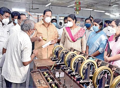 காஞ்சிபுரம் ஓரிக்கையில் உள்ள தமிழ்நாடு ஜரிகை உற்பத்தி ஆலையை ஆய்வு செய்கிறார் கைத்தறி மற்றும் துணிநூல் துறை அமைச்சர் ஆர்.காந்தி.  உடன் அத்துறை முதன்மைச் செயலர் அபூர்வா, ஆணையர் பீலா ராஜேஷ், மாவட்ட ஆட்சியர் மா.ஆர்த்தி.