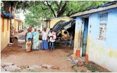 கிருஷ்ணகிரி மாவட்டத்தில் சேதமான தொகுப்பு வீடுகளில் அச்சத்துடன் வசிக்கும் மக்கள்
