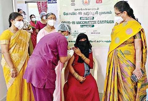 நாமக்கல் அரசு மருத்துவக்கல்லூரி மருத்துவமனையில் கர்ப்பிணிப் பெண்களுக்கு தடுப்பூசி போடும் பணியை கல்லூரி முதல்வர் சாந்தா அருள்மொழி தொடங்கி வைத்தார்.