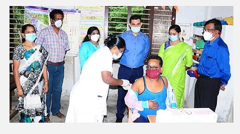 கரோனா தடுப்பூசி செலுத்தும் சிறப்பு முகாமைத் தொடங்கி வைத்துப் பார்வையிட்ட புதுச்சேரி அமைச்சர் சந்திர பிரியங்கா.