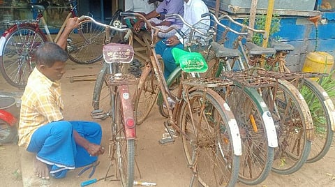 புதுக்கோட்டை மாவட்டம் கொத்தமங்கலத்தில் சைக்கிள் பழுது நீக்கும் பணியில் மணிவாசகம்.
