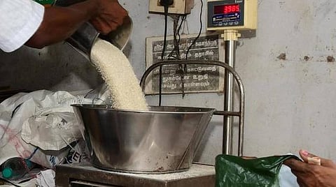 அத்தியாவசியப் பொருட்கள் விநியோகம் குறித்த புகார்களை தெரிவிக்க ரேஷன் கடைகளில் பதிவேடு: தமிழக அரசு நடவடிக்கை