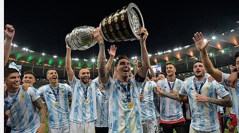 கோபா அமெரிக்கா கால்பந்துப் போட்டியில் சாம்பியன் பட்டம் வென்ற அர்ஜென்டினா அணி வீரர்கள் உற்சாகத்தில் ஆர்ப்பரித்த காட்சி | படம் உதவி ட்விட்டர்
