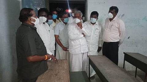 பூம்புகார் கலை அறிவியல் கல்லூரியில், புதிதாக கட்டப்பட்டு வரும் கட்டிடத்தின் வரைபடத்தை அமைச்சர் பி.கே.சேகர்பாபு ஆய்வு செய்தார்.