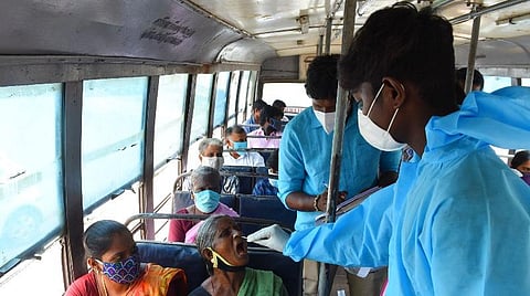 பேருந்துக்குள்ளேயே பயணிகளுக்கு கரோனா பரிசோதனை மேற்கொள்ளப்பட்டது. படம் எஸ். குரு பிரசாத்