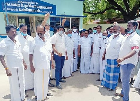 வைகுண்டம் சட்டப்பேரவை உறுப்பினர் அலுவலகம் முன்பு எஸ்.பி.சண்முகநாதன் தலைமையில் மறியல் போராட்டத்தில் ஈடுபட்ட அதிமுகவினர்.