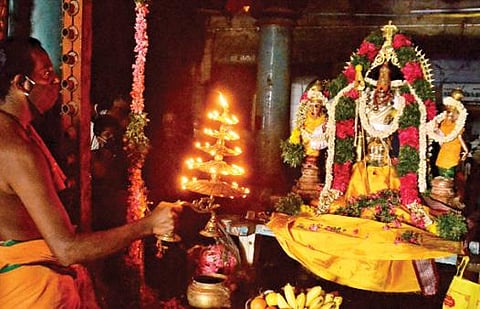 திருநெல்வேலி சந்திப்பு குறுக்குத்துறை முருகன் கோயிலில் வருஷாபிஷேக விழாவையொட்டி முருகப்பெருமான், வள்ளி, தெய்வானை அம்மனுக்கு சிறப்பு  அபிஷேகம், அலங்காரம் செய்து தீபாராதனை நடைபெற்றது. படம்: மு.லெட்சுமி அருண்