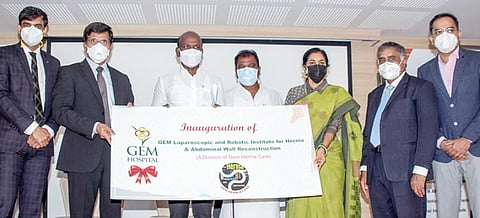 சென்னை பெருங்குடி ஜெம் மருத்துவமனையில் ஜெம் லேப்ராஸ்கோபிக் - ரோபோட்டிக் குடலிறக்கம் - வயிறு மறுசீரமைப்பு சிகிச்சை மையத்தை சுகாதாரத்துறை அமைச்சர் மா.சுப்பிரமணியன் தொடங்கிவைத்தார். மருத்துவமனையின் நிறுவனர் மற்றும் தலைவர் மருத்துவர் சி.பழனிவேலு, மருத்துவமனையின் தலைமைச் செயல் அதிகாரி மருத்துவர் எஸ்.அசோகன், இயக்குநர் மருத்துவர் பி.செந்தில்நாதன், மருத்துவர் தீபக் சுப்பிரமணியம், தென்சென்னை தொகுதி எம்பி தமிழச்சி தங்கபாண்டியன், சோழிங்கநல்லூர் தொகுதி எம்எல்ஏ அரவிந்த் ரமேஷ் ஆகியோர் உடன் உள்ளனர். படம்: பு.க.பிரவீன்