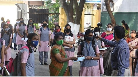 புதுவை அரசுப் பள்ளிகளில் பிளஸ் 1 தரவரிசைப் பட்டியல் வெளியீடு: ஒரே கட் ஆஃப் மதிப்பெண் வந்தாலும் வழிகாட்டு முறைப்படி சேர்க்கை