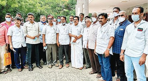 அடுத்த படம்: வேலூர் மாவட்ட ஆட்சியர் அலுவலகத்துக்கு பேச்சுவார்த்தைக்கு வந்த வணிகர்கள் மற்றும் வியாபாரிகள். படங்கள் : வி.எம்.மணிநாதன்