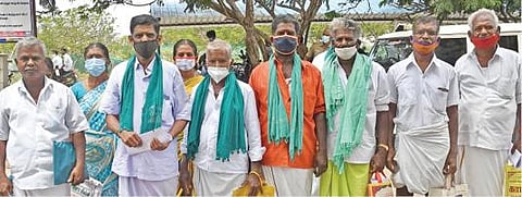 தூத்துக்குடி ஆட்சியர் அலுவலகத்துக்கு மனு கொடுக்க வந்த தமிழ் விவசாயிகள் சங்க நிர்வாகிகள். 				       படம்: என்.ராஜேஷ்