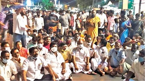 சிதம்பரம் கீழவீதியில் கீழசன்னதி செல்லும் வழியில் பாண்டியன் எம்எல்ஏ சாலை மறியல் போராட்டத்தில் ஈடுபட்டார்.